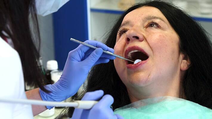 직업 응시 얼굴 건강 치과 병원 한명 사람 성인 치료 물 약 거울 장비 환자 의사 공구 오픈 입 구멍 치아 청소 확인 치과의사 순서 깊이 돌봄 명패 미백 썩음 위생관리 치통 4K MOV 해외동영상 클립영상 자연요소 1 시선 의학 모션 관리 신체부위 의료진 도구 소화기관 질병 동영상 파일형식