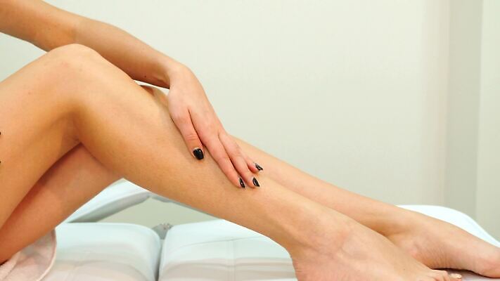 백인 1 손 여자 신체 탁자 실내 건강 관리 한명 성인 수건 뷰티 스파 화장품 만지기 흰색 신선 마사지 닫기 매끈함 손톱관리 날씬함 피부 피부관리 무릎 허벅지 거짓말 돌봄 벌거벗은 양발 완벽 제모 페디큐어 쓰다듬기 4K MOV 해외동영상 클립영상 서양인 컬러 가구 컨셉 모션 사람 내부 신체부위 위생용품 감각 네일아트 몸매 동영상 파일형식