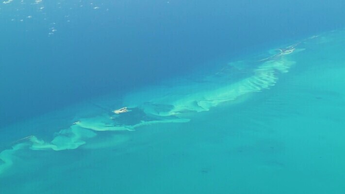 계절 교통시설 자연 하늘 날씨 비행기 안테나 사람없음 파란색 햇빛 환경 맑음 비행 분위기 주식 고도 항공 상업 암초 동영상 대서양 정의 바하마 HD MP4 해외동영상 클립영상 바다 컬러 교통 컨셉 통신 항공교통 대중교통 금융 태양 시설 생태계 파일형식