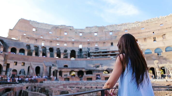 백인 전통 라이프스타일 딸 행복 유럽 여행 건축양식 포옹 휴가 한명 사람 성인 건물 여행객 경기장 이탈리아 도시 역사 재산 로마 주말 콜로세움 원형경기장 천연기념물 랜드마크 로마인 수도권 옛날 MOV 해외동영상 클립영상 서양인 1 건축물 건축 감정 나라 스포츠시설 가족 안기 인종 생활 금융 지역 동영상 파일형식