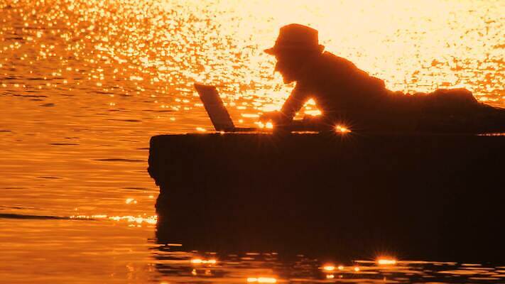 남자 실루엣 여유 물결 바다 여행 백그라운드 비즈니스 자연 휴가 휴식 한명 물 노트북 눕기 반사 여행객 평화 항구 공책 일몰 새벽 기쁨 낭만 흐름 타이핑 명상 내추럴 거짓말 블로거 잔물결 프리랜서 4K MOV 해외동영상 클립영상 자연요소 직업 1 감정 컨셉 교통시설 모션 문구용품 촬영기법 사람 전자제품 노을 생태계 동영상 파일형식