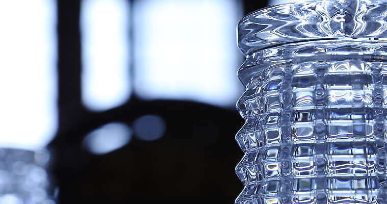 디자인 컬러 백그라운드 패턴 유리 추상 조명 미술 사람없음 장식 물 뷰티 반사 노란색 디지털 젖음 추위 물방울 닫기 소프트포커스 브레이크 크리스탈 빗방울 질감 다이아몬드 유리그릇 블러 블러효과 새기다 인공 비어있는 4K MOV 해외동영상 클립영상 자연요소 그릇 무늬 모션 재질 문화예술 촬영기법 비_날씨 광석 보석 동영상 파일형식 효과