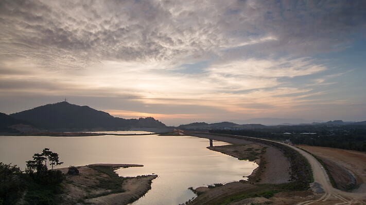아시아 호수 여행 백그라운드 자연 벽지 하늘 날씨 휴가 산 사람없음 야외 초록색 물 환경 일몰 시골 야간 큼 댐 언덕 동쪽 지리 4K 페낭 MOV 해외동영상 클립영상 자연요소 공공시설 나라 컬러 노을 크기 방향 생태계 동영상 말레이시아 파일형식