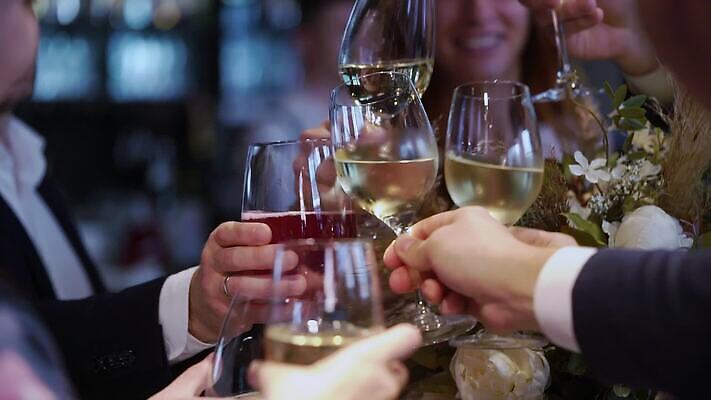 백인 손 여자 기념일 남자 음료 결혼 와인잔 응원 유리 성공 휴가 기념 주류 사람 이벤트 성인 파티 식당 와인 축제 흰색 축하 알코올 잡기 칵테일 바 생일 액체 샴페인 토스트 유리그릇 메를로 양조장 스플래쉬 MOV 해외동영상 클립영상 서양인 그릇 빵 컬러 컨셉 술잔 모션 재질 신체부위 상점 동영상 파일형식