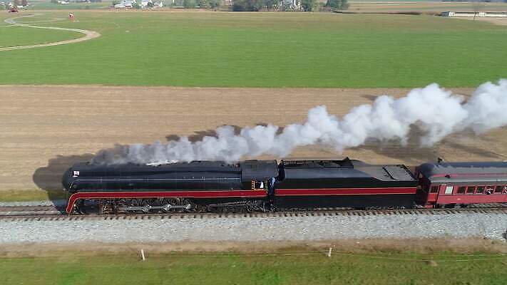 디자인 산업 도로 여행 교통시설 안테나 사람없음 검은색 기계 기찻길 기차 골동품 화물 연기 역 수증기 컨테이너 심볼 속도 복고 탱크 트랙 마차 승객 엔진 고립 드론 방법 석탄 선로 옛날 4K MOV 해외동영상 클립영상 길 육상교통 교통수단 컬러 교통 통신 대중교통 운송업 시설 동영상 파일형식