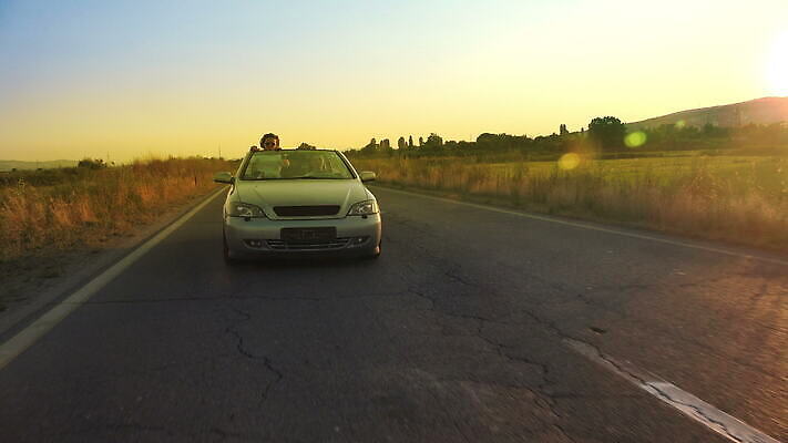 라이프스타일 커플 여자 행복 도로 여행 자동차 휴가 갈색머리 미소 사람 사람없음 야외 여름 친구 햇빛 태양 파티 일몰 기쁨 꿈 운전 운전사 고급 오픈카 자동 4K MOV 해외동영상 클립영상 자연요소 직업 헤어스타일 계절 감정 길 육상교통 컨셉 관계 교통시설 모션 승용차 표정 이벤트 생활 노을 동영상 파일형식