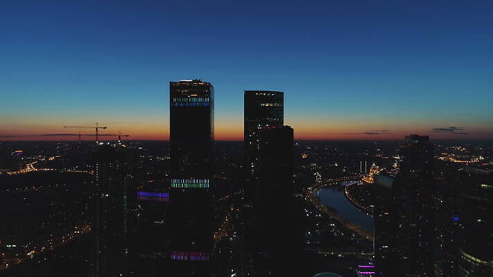 비즈니스 하늘 아침 아파트 안테나 파노라마 사람없음 건물 여름 금융 강 도시풍경 사무실 일출 탑 고층빌딩 황혼 일몰 새벽 도시 센터 도심 야간 저녁 러시아 스카이라인 빛망울 드론 모스크바 4K 설정숏 MOV 해외동영상 클립영상 주간 자연요소 건축물 계절 유럽 통신 주택 촬영기법 풍경 빌딩 경제 빛 노을 동영상 파일형식