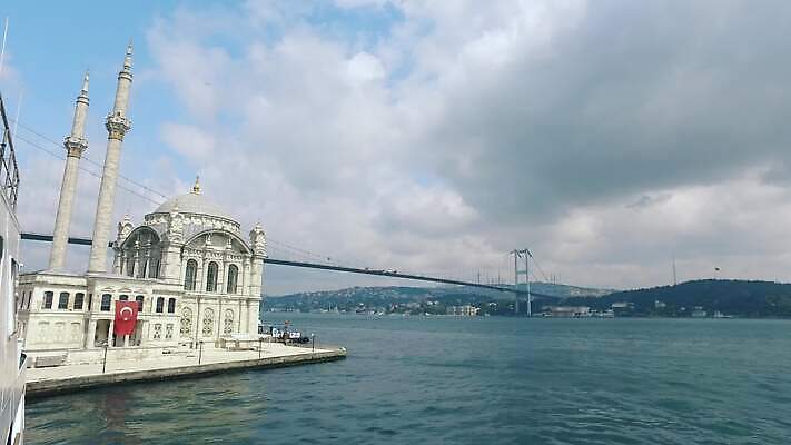 외관 유럽 아시아 종교 문화 바다 컬러 여행 건축양식 하늘 주택 이스탄불 사람없음 건물 가로 물 빛 도시 보트 이슬람교 모스크 동쪽 칠면조 천연기념물 랜드마크 바로크 보스포루스 제국 강조 국경 4K MP4 튀르키예 해외동영상 클립영상 자연요소 건축물 건축 나라 배_교통 조류 방향 동영상 파일형식