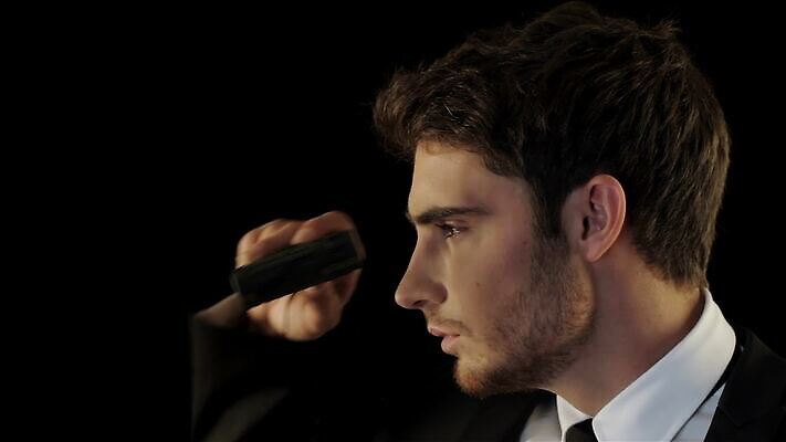 백인 직업 1 응시 남자 백그라운드 컨셉 비즈니스 통신 넥타이 미래 실내 한명 사람 정장 성인 검은색 쌍안경 흰색 비즈니스맨 닫기 먹이 예측 비밀 중개인 오브젝트 검색 기회 슛 개발 고립 스파이 지능 특별함 카피스페이스 MP4 해외동영상 클립영상 서양인 시선 잡화 옷 컬러 모션 내부 공백 망원경 직장인 동영상 파일형식