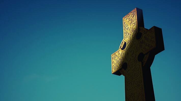 전통 기독교 종교 문화 십자가 패턴 하늘 아침 그림자 사람없음 야외 태양 교회 평화 일출 황혼 일몰 새벽 수확 바위 시골 죽음 무덤 예수 화려 심볼 묘사 오브젝트 상승 매듭 신성 아일랜드 기념물 천연기념물 고딕 신앙심 장례식 카피스페이스 스코틀랜드 4K MOV 해외동영상 클립영상 주간 자연요소 유럽 컨셉 무늬 농업 종교건축 영국 건물 노을 공백 돌_바위 신_종교 동영상 파일형식