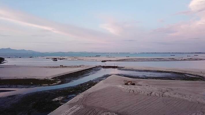 아시아 도로 백그라운드 자연 하늘 건조 안테나 사람없음 야외 물 강 환경 맑음 흙 운전 시골 도시 업무 큼 댐 땅 굴착기 발굴 지역 배수구 깊이 프로젝트 4K MOV 해외동영상 클립영상 자연요소 공공시설 나라 길 통신 교통시설 모션 날씨 작업 중장비 크기 생태계 동영상 파일형식