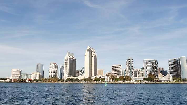 바다 요트 건축양식 바람 파노라마 사람없음 건물 파란색 관광지 도시풍경 탑 항구 고층빌딩 미국 도시 만 보트 수면 도심 캘리포니아 태평양 방문 구역 산티아고 선박 수평선 4K MP4 해외동영상 클립영상 자연요소 건축물 건축 컬러 여행 수상교통 북아메리카 배_교통 교통시설 날씨 촬영기법 풍경 빌딩 물 동영상 파일형식