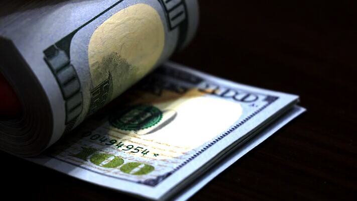 손 할머니 백그라운드 컨셉 지폐 돈 비즈니스 탁자 성공 사람없음 금융 경제 달러 미국 잡기 주름 계산 재산 닫기 은퇴 피부 책상 보따리 이익 팔 가치 계산서 수입 연금 카운트 MOV 해외동영상 슬로모션 클립영상 여자 노년 가구 북아메리카 모션 촬영기법 신체부위 동영상 파일형식