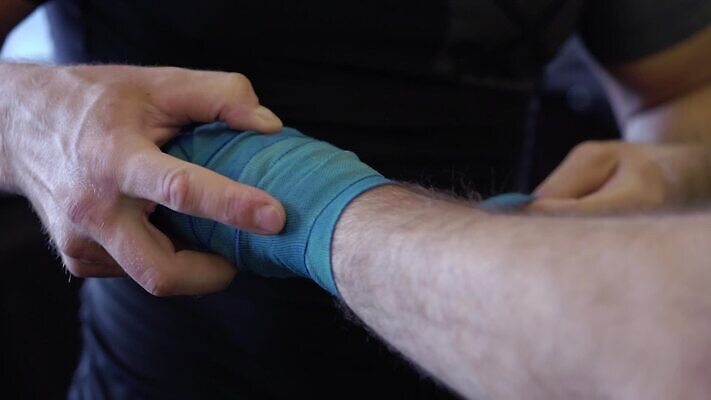 라이프스타일 손 남자 스포츠 신체 근육 건강 서기 사람없음 파란색 운동 힘 주먹 권투 도전 펀치 방어 보호 몸무게 손목 연습 준비 체육관 싸움 근육질 붕대 스트랩 착용 킥복싱 힘찬 자극 MOV 해외동영상 클립영상 컬러 컨셉 모션 어류 사람 생활 신체부위 격투기 몸매 동영상 파일형식