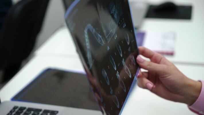 직업 학생 과학 해부 골격 엑스레이 건강 파노라마 치과 병원 스터디 약 기계 장비 의사 광선 관찰 입 치아 X 필름 그림 치과의사 대학교 문서 외과 턱 돌봄 방사선 스캐너 치아교정 구강학 MOV 해외동영상 클립영상 알파벳 의학 학교 모션 촬영기법 신체부위 학습 의료진 소화기관 교정 동영상 파일형식