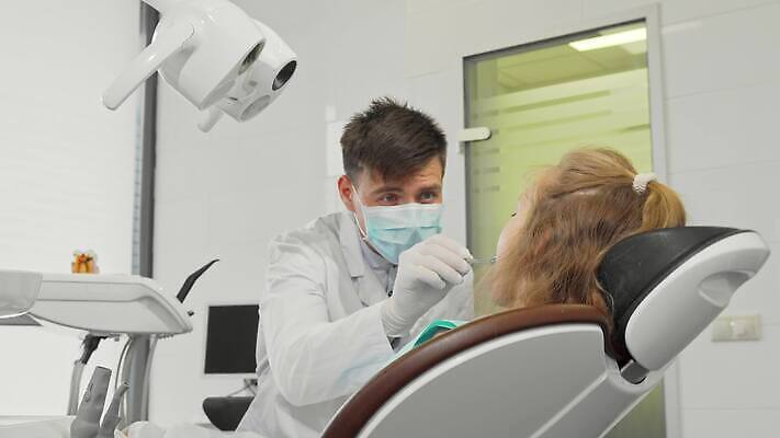 직업 웰빙 남자 행복 어린이 건강 치과 병원 미소 두명 치료 약 장비 환자 의사 도구 업무 체험 구멍 치아 무서움 서비스 부식 치과의사 약속 보험 돌봄 위생관리 치통 4K 구강학 MOV 해외동영상 클립영상 감정 컨셉 의학 모션 표정 관리 사람 의료진 작업 소화기관 질병 동영상 파일형식