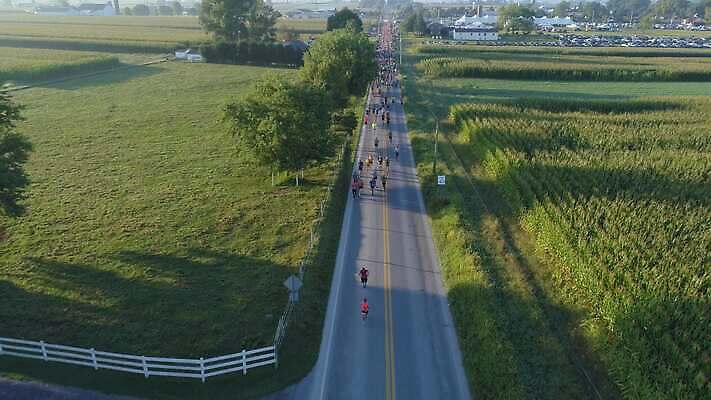 라이프스타일 행복 도로 스포츠 포즈 거리 안테나 건강 사람없음 달리기 조깅 운동 경쟁 우정 시골 속도 시작 마라톤 드론 조감도 주자 4K MOV 해외동영상 클립영상 감정 길 컨셉 통신 교통시설 모션 경기 생활 친구 육상스포츠 동영상 파일형식