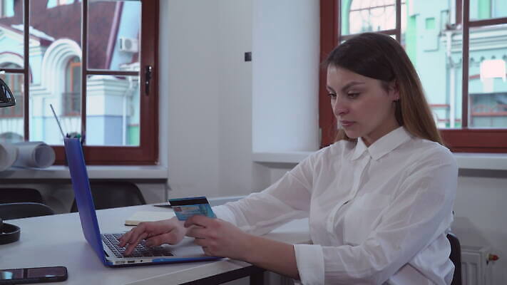 백인 1 긴머리 여자 인터넷 비즈니스 한명 미소 사람 성인 금융 노트북 쇼핑 컴퓨터 금발 사무실 숫자 공책 타이핑 비즈니스우먼 신용카드 구매 온라인 전자상거래 체크아웃 4K MOV 해외동영상 클립영상 서양인 문자 헤어스타일 문구용품 표정 경제 전자제품 직장인 동영상 파일형식