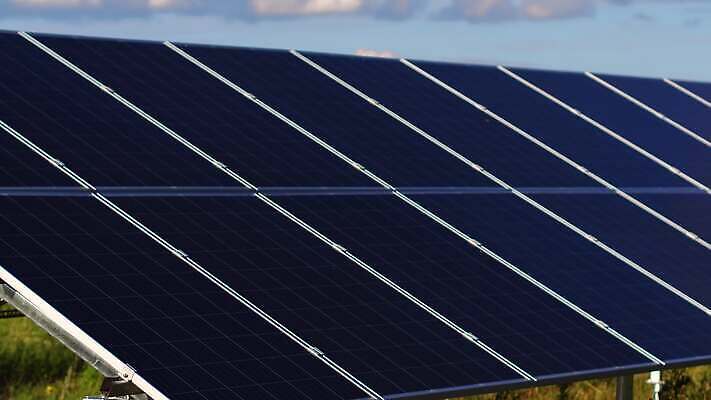 산업 컨셉 미래 한명 정장 경제 태양 맑음 재활용 장비 에너지 업무 판넬 역 종업원 확인 태양에너지 집열판 세대 책임자 패널 혁명 베터리 설치 공급 획기적 4K MP4 해외동영상 클립영상 자연요소 직업 1 옷 교통시설 날씨 사람 작업 그린에너지 친환경 동영상 파일형식