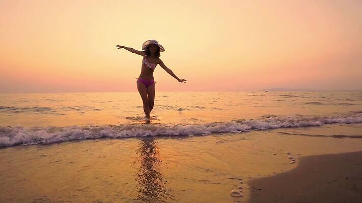 라이프스타일 드레스 여자 행복 실루엣 바다 모션 자연 휴식 기념 사람없음 야외 물 햇빛 태양 섹시 일출 일몰 새벽 산책 활발 기쁨 자유 축하 춤 저녁 하와이 무료 수평선 4K MP4 해외동영상 클립영상 자연요소 옷 감정 컨셉 문화예술 촬영기법 사람 생활 노을 미국 야간 생태계 동영상 파일형식