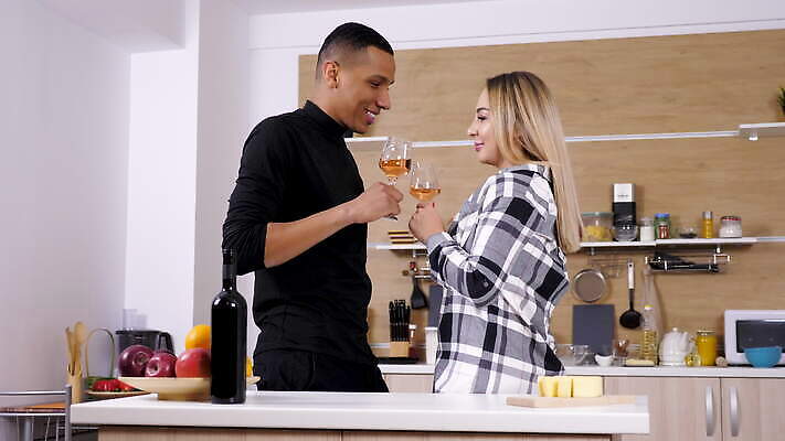 백인 라이프스타일 커플 여자 남자 음료 와인잔 가족 관계 유리 결혼식 남편 주택 함께함 발렌타인데이 건강 대화 사랑 요리 미소 사람 주방 와인 검은색 식사 저녁식사 낭만 흰색 아내 날짜 준비 섞기 4K MOV 해외동영상 클립영상 레이스천 서양인 감정 컬러 결혼 컨셉 술잔 데이이벤트 재질 주류 표정 말하기 건물 생활 직물 동영상 파일형식