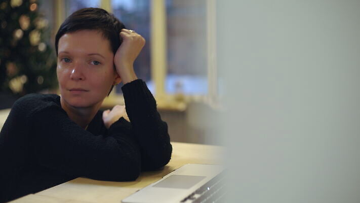 백인 응시 여자 겨울 비즈니스 창문 탁자 성공 짧은머리 갈색머리 실내 한명 앉기 성인 30대 노트북 컴퓨터 사무실 검은색 방 스웨터 저지 진실 4K MOV 해외동영상 클립영상 서양인 1 헤어스타일 시선 계절 컬러 가구 컨셉 상의 모션 사람 내부 장년 전자제품 동영상 파일형식