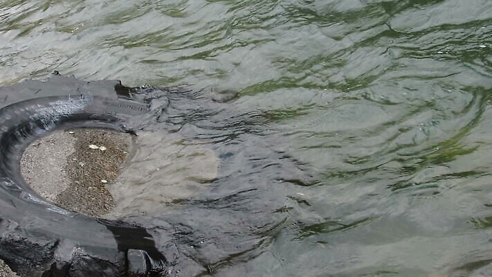 백그라운드 자동차 하늘 사람없음 야외 물 강 환경 항구 검은색 재활용 오염 폐기물 버리기 묘사 질감 타이어 충격 닻 고무 한조각 낭비 나루 범퍼 생태학 자동 콘크리트 MOV 해외동영상 클립영상 자연요소 1 교육 육상교통 컬러 컨셉 교통시설 모션 쓰레기 친환경 동영상 파일형식
