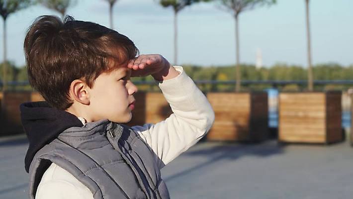 응시 남자 어린이 한명 소년 옆모습 4K MOV 해외동영상 클립영상 1 시선 뷰포인트 사람 동영상 파일형식