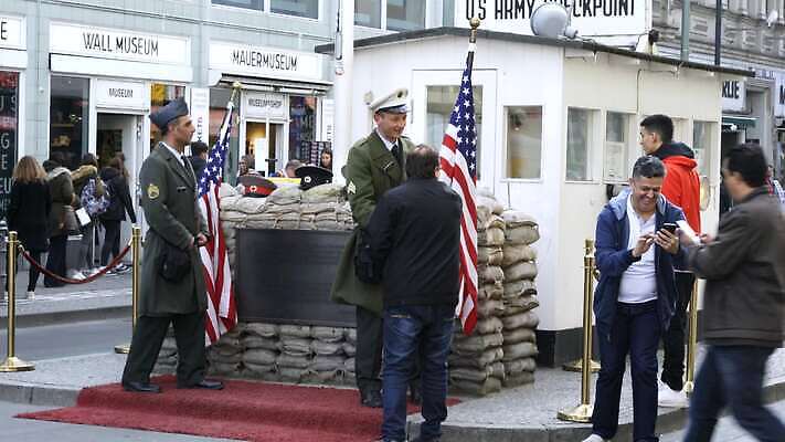 유럽 문화 도로 벽 여행 건축양식 휴가 거리 독일 말하기 대화 사람없음 건물 도시풍경 여행객 탑 군인 추위 죽음 깃발 도시 역사 재산 군용 전쟁 육군 타운 포인트 베를린 기념물 동쪽 건너기 랜드마크 서쪽 수도권 국경 4K MOV 해외동영상 클립영상 직업 건축물 건축 나라 길 교통시설 모션 군대 사람 풍경 금융 방향 지역 동영상 국군 파일형식