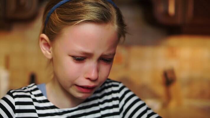 백인 드레스 감정 얼굴 어린이 엄마 한명 금발 줄무늬 고통 흐름 슬픔 물방울 표현 좌절 상처 울음 무서움 눈물 문제 턱 나쁜 걸음마 우울증 억울 남용 MP4 해외동영상 클립영상 서양인 1 헤어스타일 옷 컨셉 무늬 가족 모션 표정 사람 신체부위 질병 동영상 파일형식