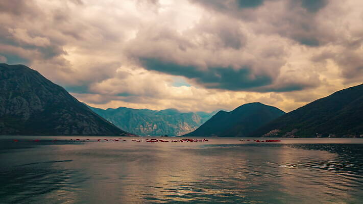전통 유럽 호수 파도 바다 여행 자연 하늘 휴가 산 파노라마 사람없음 야외 물 파란색 반사 마을 도시 보트 크루즈 고도 장면 타운 랜드마크 몬테네그로 4K 타임랩스 MOV 해외동영상 클립영상 자연요소 나라 컬러 배_교통 촬영기법 생태계 동영상 파일형식
