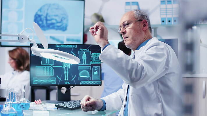 직업 여자 남자 산업 과학 돋보기 건강 현미경 실험 사람 스터디 컴퓨터 약 스크린 장비 의사 코트 업무 작업 그룹 센터 실험실 연구원 과학자 분석 시설 생물학 튜브 공학 발견 조제 개발 돌봄 유전 화학자 4K MOV 해외동영상 클립영상 교육 컨셉 의학 모션 실험기구 전자제품 학습 외투 의료진 만들기 동영상 학자 파일형식