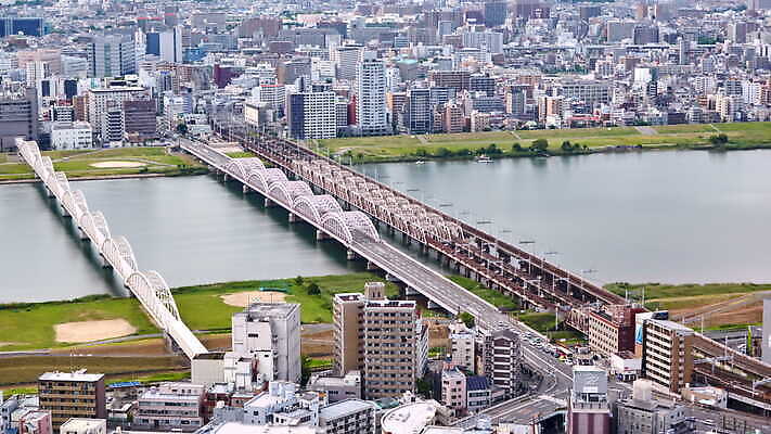 아시아 교통수단 여행 비즈니스 건축양식 모션 안테나 동양인 풍경 사람없음 야외 건물 물 강 도시풍경 반사 탑 일본 기차 도시 도심 장면 지역 스카이라인 랜드마크 오사카 조감도 4K 타임랩스 MOV 해외동영상 클립영상 자연요소 건축물 건축 나라 육상교통 교통 통신 대중교통 촬영기법 인종 동영상 파일형식