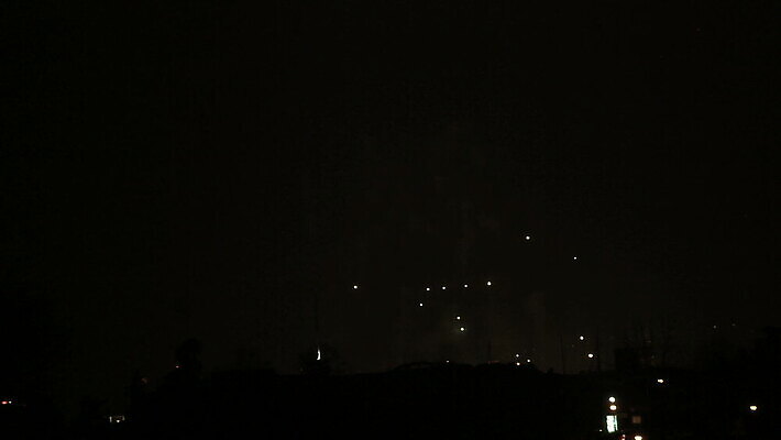 외관 기념일 행복 컬러 백그라운드 크리스마스 하늘 불 추상 휴가 불꽃 전등 기념 폭죽 불꽃놀이 이벤트 사람없음 물 빛 컬러풀 파티 검은색 축제 어둠 축하 생일 야간 저녁 파열 카운트다운 효과 MOV 해외동영상 클립영상 자연요소 감정 컨셉 무늬 놀이 조명 동영상 파일형식