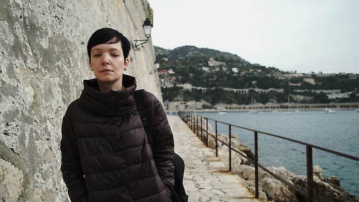 라이프스타일 여자 꽃 유럽 도로 벽 바다 여행 요트 건축양식 배낭 휴가 산 한명 성인 야외 건물 물 여행객 항구 봄 재킷 프랑스 조약돌 도시 보트 지중해 포트 프로방스 4K MOV 해외동영상 클립영상 자연요소 식물 1 건축물 계절 건축 나라 길 배_교통 가방 교통시설 사람 생활 외투 돌_바위 동영상 파일형식