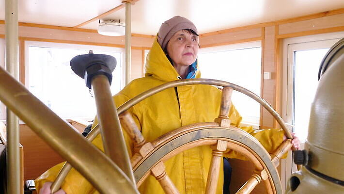 백인 직업 바다 백그라운드 컨셉 창문 교통시설 항해 내부 두명 물 기계 방 장비 운전 화물 기구 바퀴 보트 계획 나침반 크루즈 승무원 갑판 방향 통제 속도 회전 함선 선원 시스템 네비게이션 놋쇠 제어 항해사 MOV 해외동영상 클립영상 자연요소 서양인 교통 배_교통 모션 사람 운송업 시설 동영상 파일형식