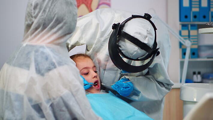 어린이 엄마 조명 엑스레이 건강 치과 병원 작업복 대화 설명 사무실 장비 시험 환자 간호사 의사 도구 램프 닫기 치아 보호장비 준비 치과의사 예방 방문 틀니 치아교정 치통 코로나바이러스 뉴노멀 4K 구강학 MOV 해외동영상 클립영상 옷 교육 비즈니스 의학 가족 모션 말하기 사람 경제 의료진 소화기관 바이러스 질병 교정 동영상 파일형식