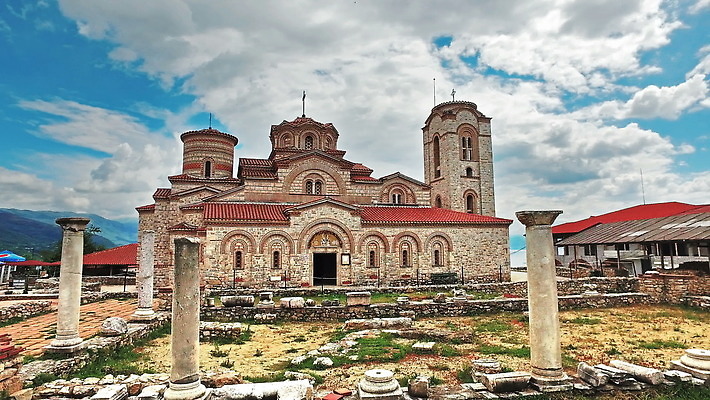 1 전통 외관 유럽 기독교 종교 호수 건축양식 하늘 벽돌 사람없음 야외 건물 가로 파란색 교회 탑 금지 중세 성자 땅 아래 언덕 아치 각도 신성 타운 수도원 공화국 랜드마크 마케도니아 발칸반도 비잔틴 옛날 4K MOV 해외동영상 클립영상 건축물 건축 나라 컬러 종교건축 도시 역사 방향 위치 동영상 제국 파일형식 남유럽