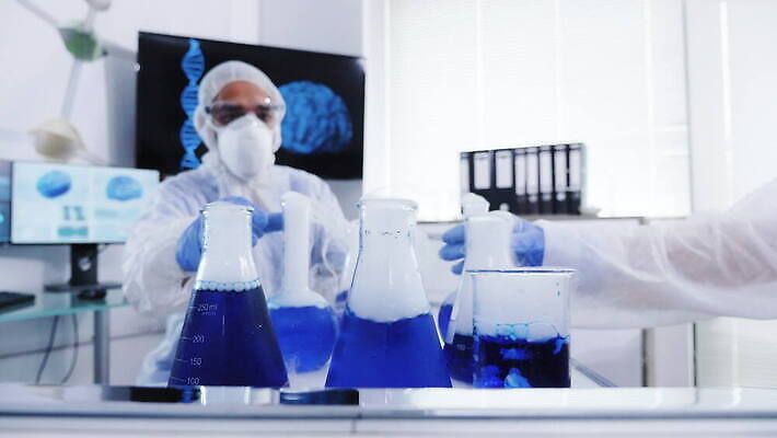 직업 남자 산업 과학 건강 현미경 실험 작업복 가면 사람없음 스터디 컴퓨터 약 스크린 카트 장비 의사 코트 램프 액체 실험실 결과 질병 연구원 과학자 뇌 생물학 튜브 공학 발견 조제 유전 화학자 1인칭시점 4K MOV 해외동영상 클립영상 시선 옷 교육 컨셉 의학 조명 실험기구 사람 전자제품 학습 외투 의료진 만들기 동영상 학자 파일형식