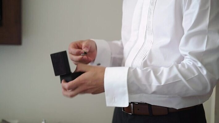 직업 라이프스타일 손 옷 기념일 남자 신랑 결혼 셔츠 비즈니스 성공 결혼식 넥타이 사람 이벤트 유행 낭만 흰색 축하 직물 비즈니스맨 화려 고급 우아함 접속 보석 손목 경영자 약혼 소매 정중 착용 세련 MOV 해외동영상 영광군 클립영상 잡화 컬러 컨셉 상의 생활 신체부위 직장인 광석 전라남도 리더 약속 동영상 파일형식