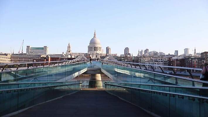 주간 유럽 도로 길 여행 건축양식 난간 아침 영국 잉글랜드 거리 사람없음 야외 건물 강 도시풍경 햇빛 성당 교회 탑 금속 발코니 도시 고가도로 보행자 런던 스카이라인 동영상 랜드마크 템스강 4K MOV 해외동영상 클립영상 자연요소 건축물 건축 나라 종교건축 교통시설 재질 풍경 태양 고속도로 파일형식