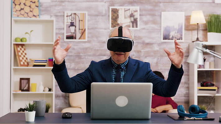 라이프스타일 커플 응시 남자 행복 안경 놀이 미래 새로움 고글 주택 기술 사람 세명 컴퓨터 3D 디지털 헤드폰 게임 체험 무선전화기 호기심 하이테크 혁명 게이머 옛날 가상 가상현실 현실 획기적 4K MOV 해외동영상 클립영상 시선 잡화 감정 음향기기 컨셉 관계 건물 생활 전자제품 전화기 디지털합성 동영상 파일형식