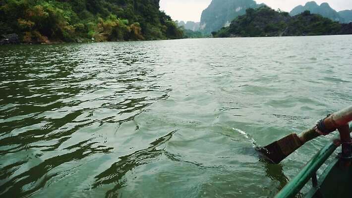 아시아 문화 호수 여행 자연 휴가 산 사람 동양인 풍경 사람없음 목재 초록색 물 강 여행객 보트 재산 베트남 노젓기 랜드마크 줄서기 4K MOV 해외동영상 클립영상 자연요소 나무 나라 컬러 배_교통 재료 모션 인종 금융 동남아시아 생태계 동영상 파일형식