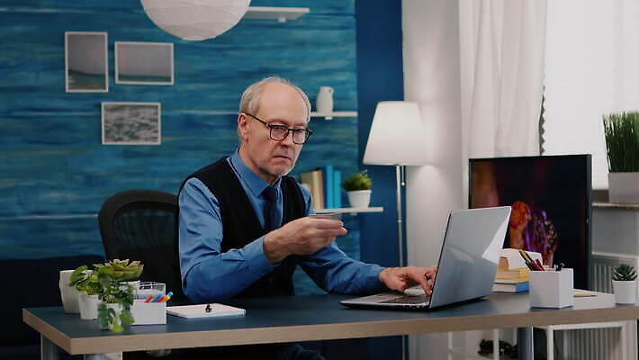 커플 응시 노년 안경 비즈니스 성공 주택 직장 앉기 성인 노트북 쇼핑 사무실 독서 상점 방 타이핑 업무 작업 비즈니스맨 자신감 신용카드 작업실 은퇴 집중 책상 검색 결제 온라인 리빙 전자상거래 옛날 4K MOV 해외동영상 클립영상 시선 잡화 남자 감정 가구 컨셉 회사 관계 모션 사람 건물 금융 전자제품 직장인 동영상 파일형식