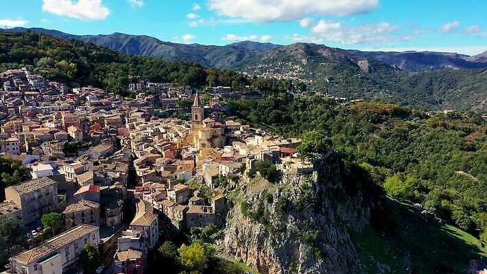 외관 유럽 여행 건축양식 자연 지붕 산 주택 풍경 사람없음 건물 관광지 하이앵글 도시풍경 성당 교회 마을 이탈리아 도시 중세 재산 지중해 그림 광장 대성당 타운 항공촬영 랜드마크 옛날 남유럽 4K MP4 해외동영상 클립영상 건축물 건축 나라 바다 뷰포인트 종교건축 금융 역사 생태계 동영상 파일형식