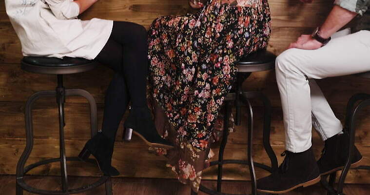 라이프스타일 여자 남자 행복 음료 회사 통신 응원 유리 함께함 대화 미소 웃음 앉기 성인 내부 친구 파티 식당 우정 카페 알코올 바 그룹 서빙 바텐더 4K MOV 해외동영상 클립영상 감정 컨셉 비즈니스 관계 모션 재질 표정 말하기 사람 이벤트 생활 상점 동영상 파일형식