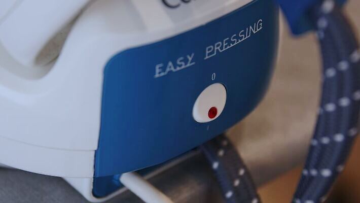 옷 백그라운드 셔츠 가사 가정 탁자 주택 건조 한명 서기 사람없음 일상 파란색 빛 기계 장비 흰색 직물 면 업무 뜨거움 빨래 상품 수증기 철 오브젝트 서비스 주부 언론 고립 다리미질 위생관리 4K MP4 해외동영상 클립영상 1 컬러 가구 상의 모션 관리 사람 건물 라이프 작업 동영상 파일형식