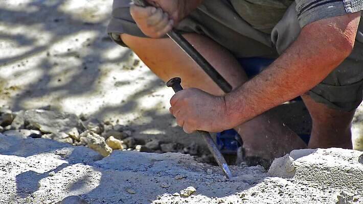백인 건축물 얼굴 조각 포즈 컨셉 모션 추상 벽돌 아이디어 미술 목재 힘 손상 에너지 바위 흰색 선택 망치 속도 무거움 느림 장인 격파 골절 깨짐 조각가 취급주의 콘크리트 MOV 해외동영상 클립영상 서양인 나무 건축 컬러 무늬 재료 의학 문화예술 경고 신체부위 돌_바위 공구 무게 동영상 파일형식