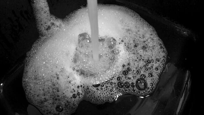 모션 주택 사람없음 물 빛 달리기 환경 금속 주방 목욕 거품 젖음 흐름 욕실 소용돌이 원형 구멍 액체 개울 플러그 떨어짐 전기에너지 빨래 은색 순수 묘사 싱크대 수도꼭지 낭비 배관공 샤워실 철강 하수 스플래쉬 4K MP4 해외동영상 클립영상 자연요소 도형 컬러 컨셉 가사 재질 건물 강 청결 에너지 회오리 개수대 동영상 샤워시설 파일형식