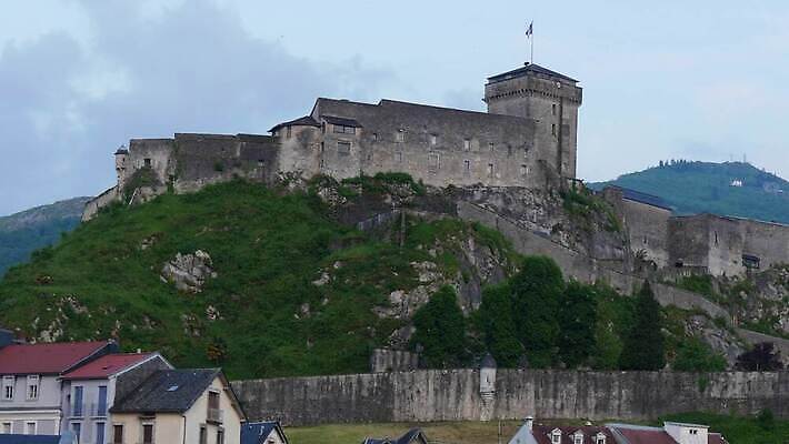 전통 여행 건축양식 풍경 사람없음 야외 세계 탑 바위 성 중세 역사 재산 타운 천연기념물 프랑스어 강화 랜드마크 옛날 회복 4K MP4 해외동영상 클립영상 문자 건축물 건축 컨셉 금융 돌_바위 도시 동영상 파일형식